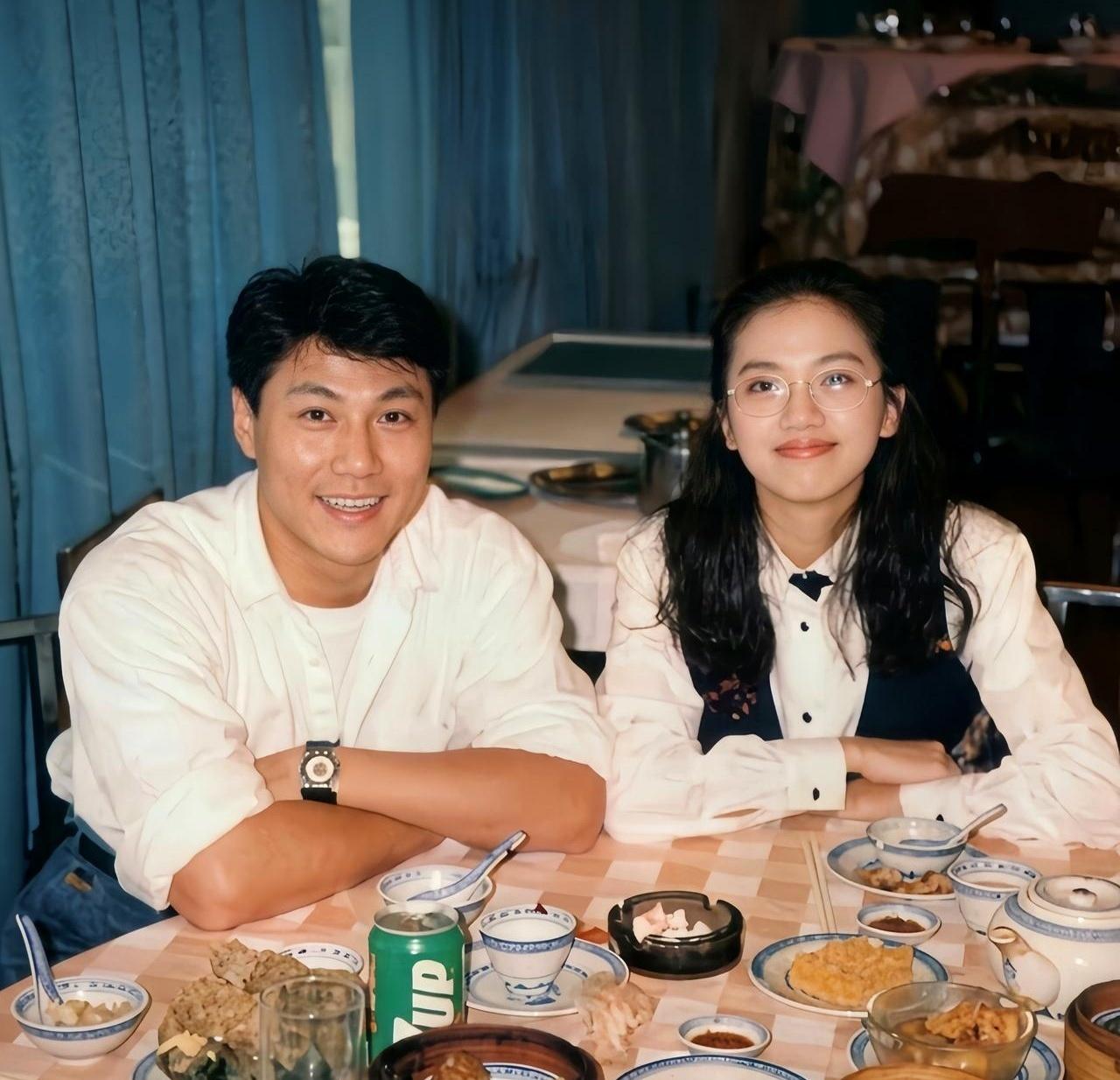 一张1991年的餐厅旧照，把梅艳芳28岁的状态拍得太有味道了。她坐在那儿，眉眼利