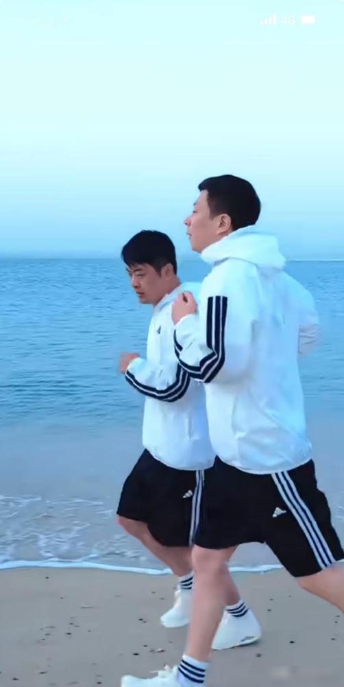 辛巴回归，让伽柏也格外兴奋并助力雨化田起飞。昨天辛巴和陈先生同框拍视频，证明辛巴