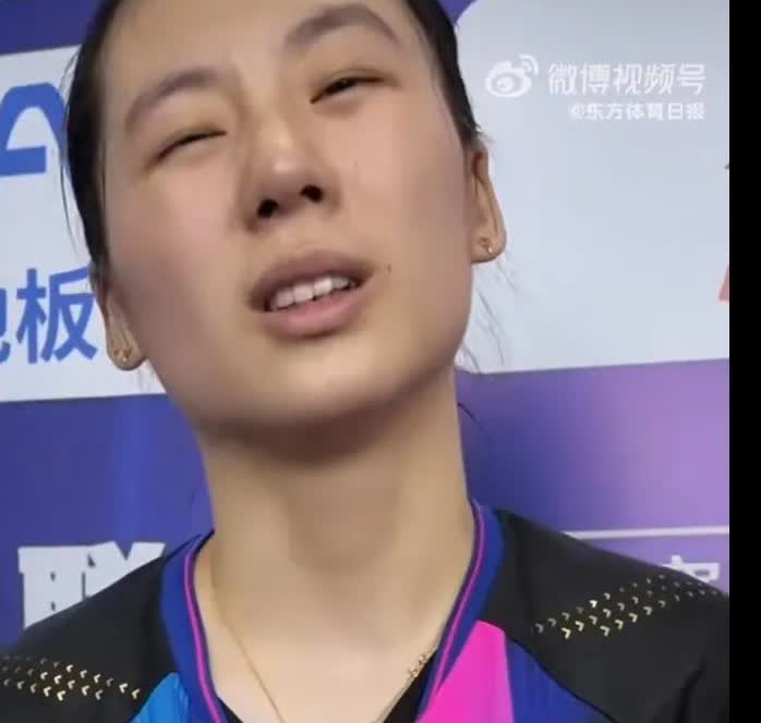 看看陈熠这表情，什么情况？这是乒超联赛打完一场比赛之后陈熠接受采访时出现的画