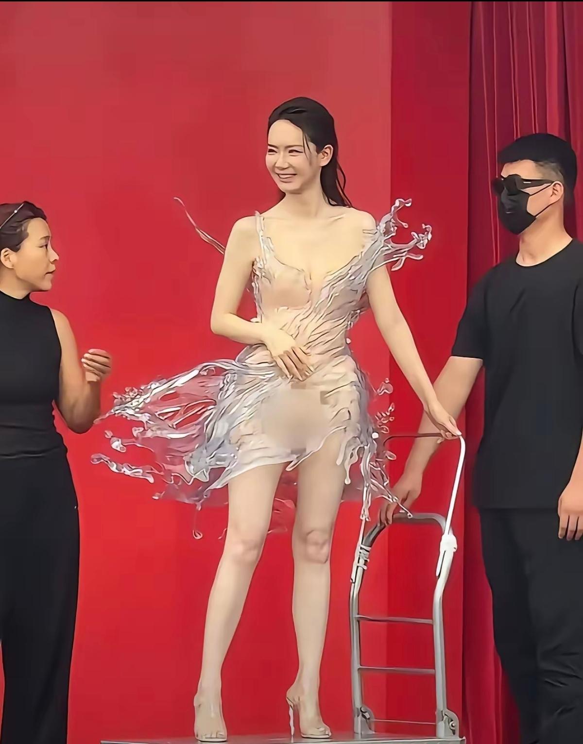 这礼服设计很超前呢