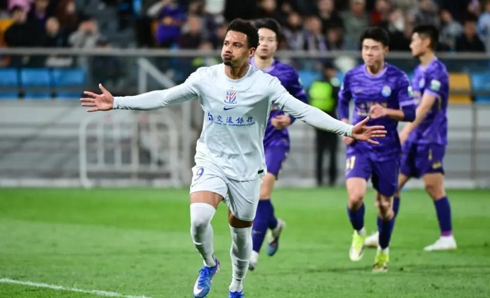 申花的巴西锋霸拉唐状态越来越好！海港应该很羡慕！应该说拉唐的表现让球迷可以彻底忘