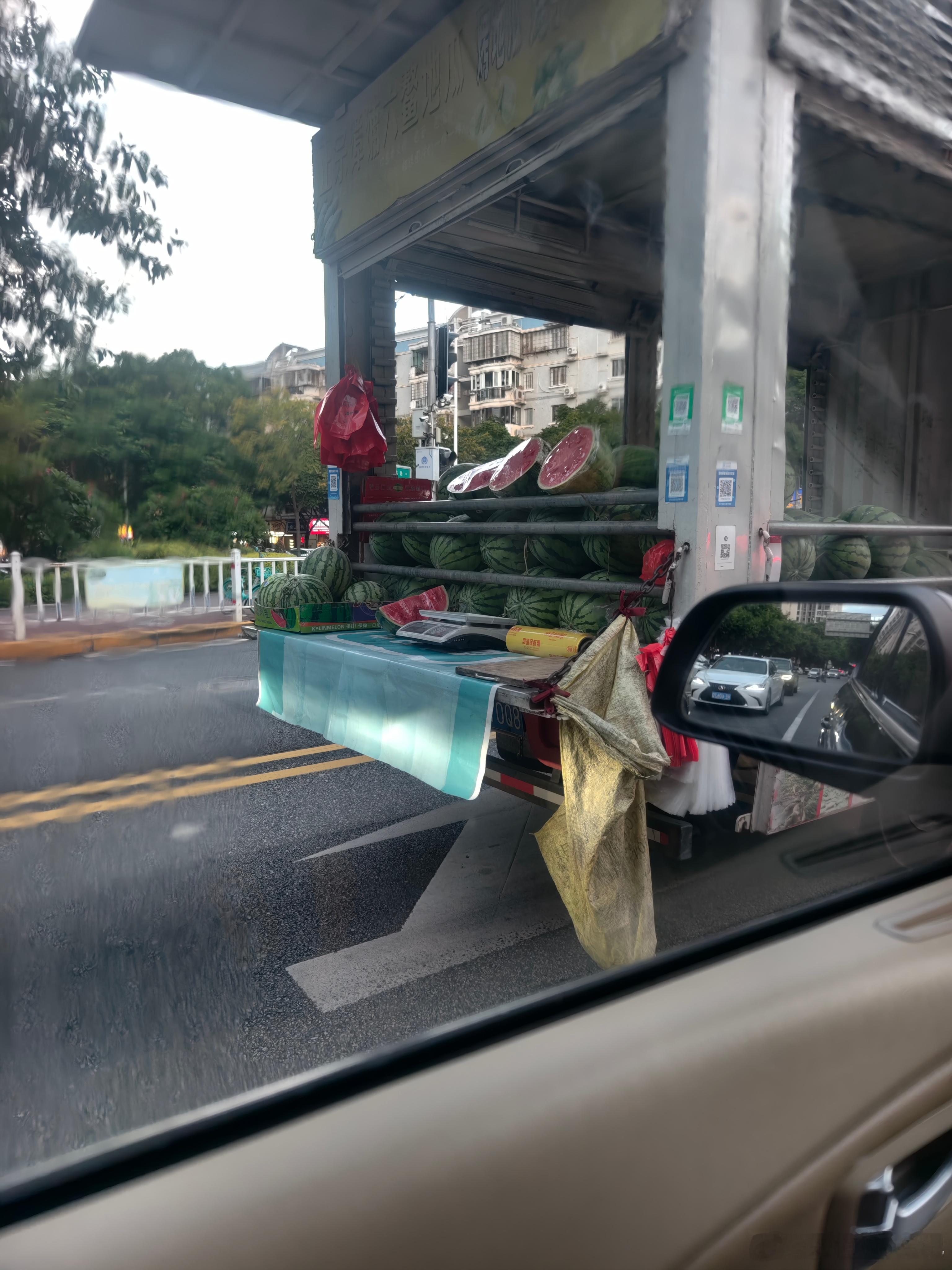 西瓜这样不会掉下来吗？​​​