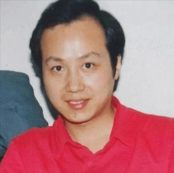 著名主持人罗京，去世多年后，母亲患上老年痴呆，妻子带着儿子改嫁了一位富商，可是儿