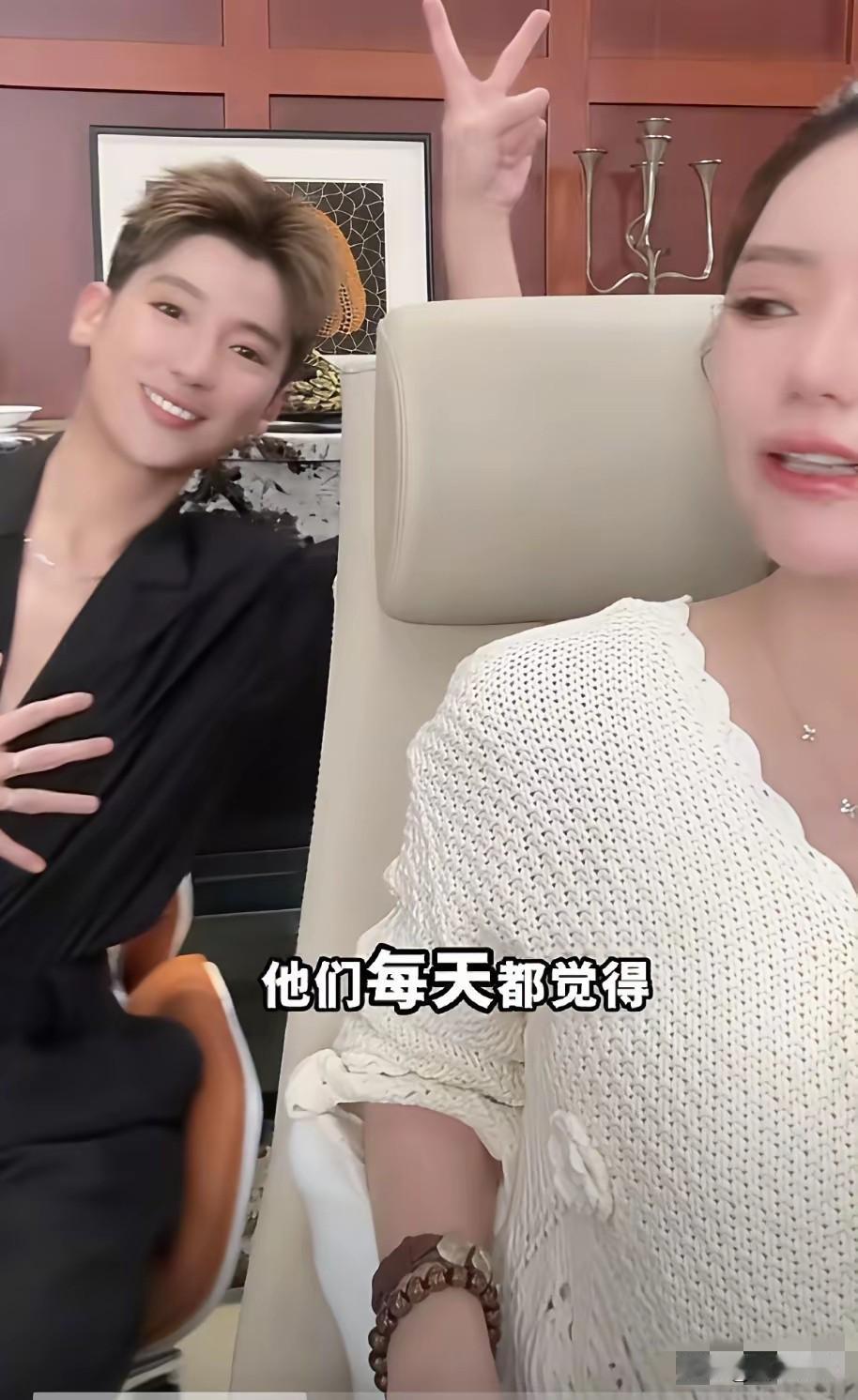 哎呀呀真是的只能说都是奶茶“惹的祸”[笑着哭]马筱梅现在特殊时期直播时