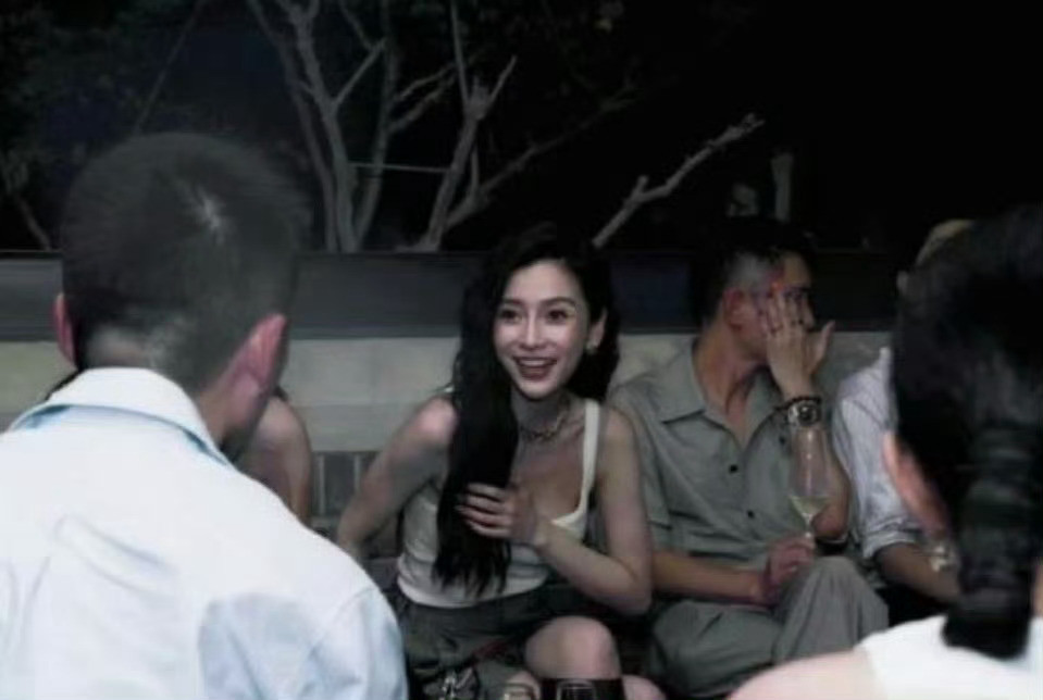 Angelababy真的好白，晚上也能看出她闪闪发光，人群里一眼就能看到的大明星