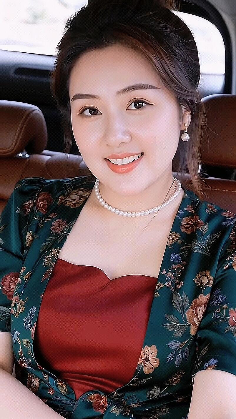 优雅车中自拍，珍珠项链点缀，红绿相间，尽显时尚魅力！