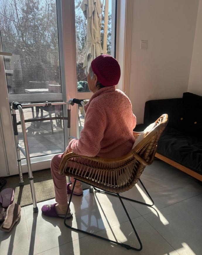 婆婆腿摔坏了，坐在椅子上晒太阳，对正在扫院子的儿媳妇说：“我想上厕所！”儿媳妇一