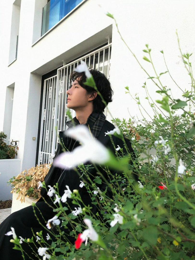 王一博几乎贴脸经过的距离王一博步数未知巴黎罗意威大秀路透来了✨王一博近距离经