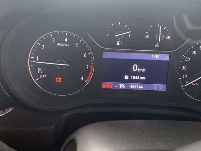 君威2.0t一箱油高速能跑1000多高速顶着限速跑，油耗5-6个，半路加油显示