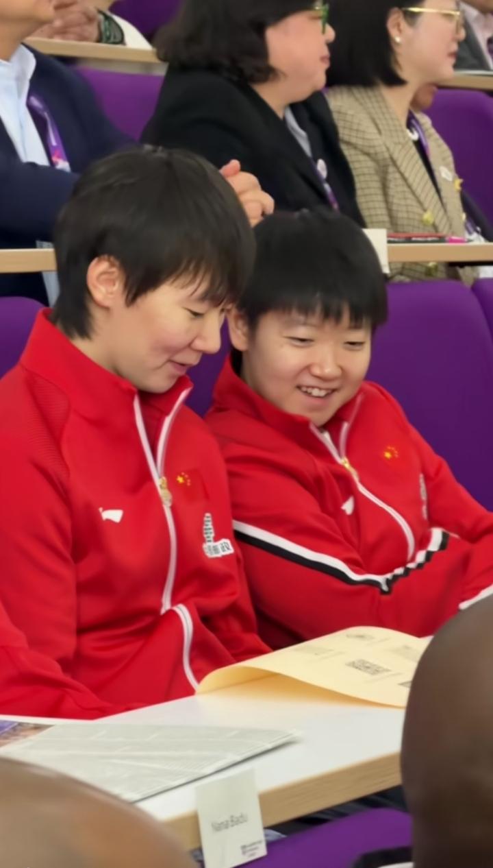 5月11日国乒英国高校行，孙颖莎王曼昱同框热聊，俩人凑一起叽里咕噜说个不停，她俩