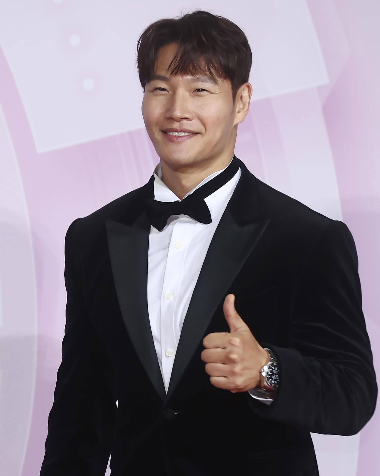 金钟国现在正在京畿道平泽拍摄SBS《RunningMan》。在拍摄开场白的过程