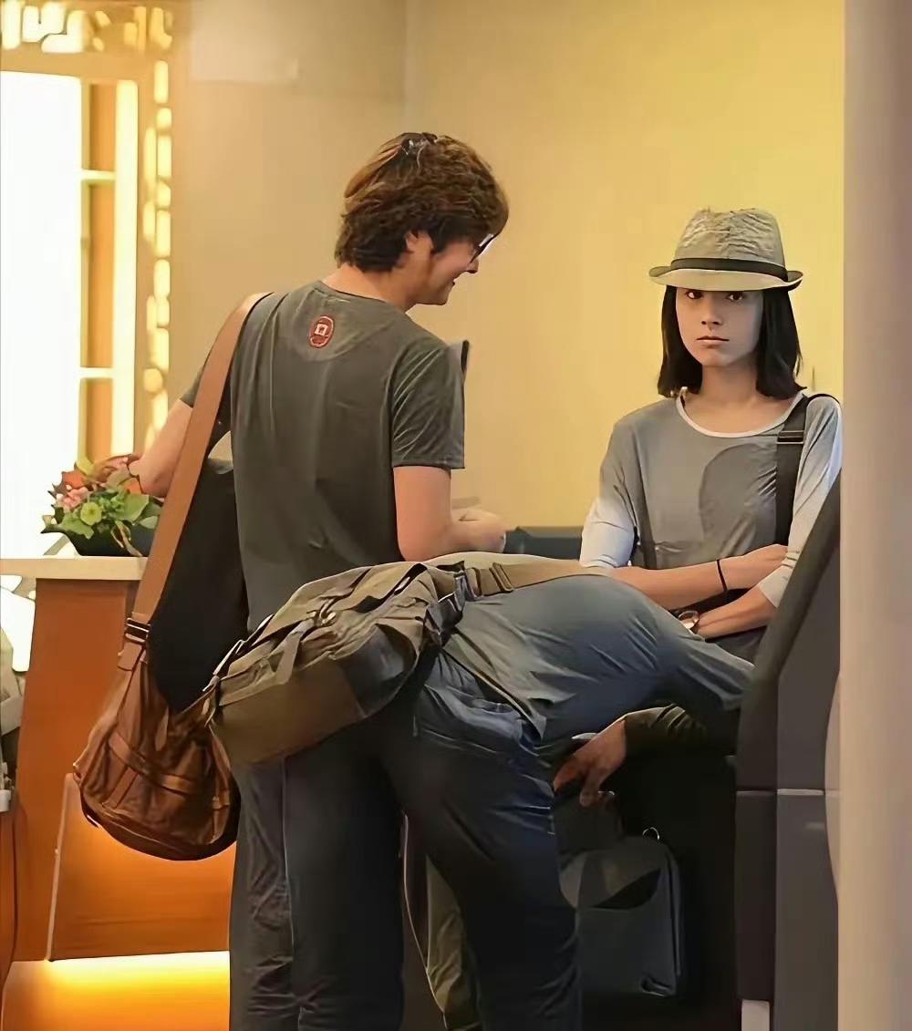 当年那段酒店前台的旧画面，至今仍让人印象深刻。画面里，王大治瘦高的背影略显局促，