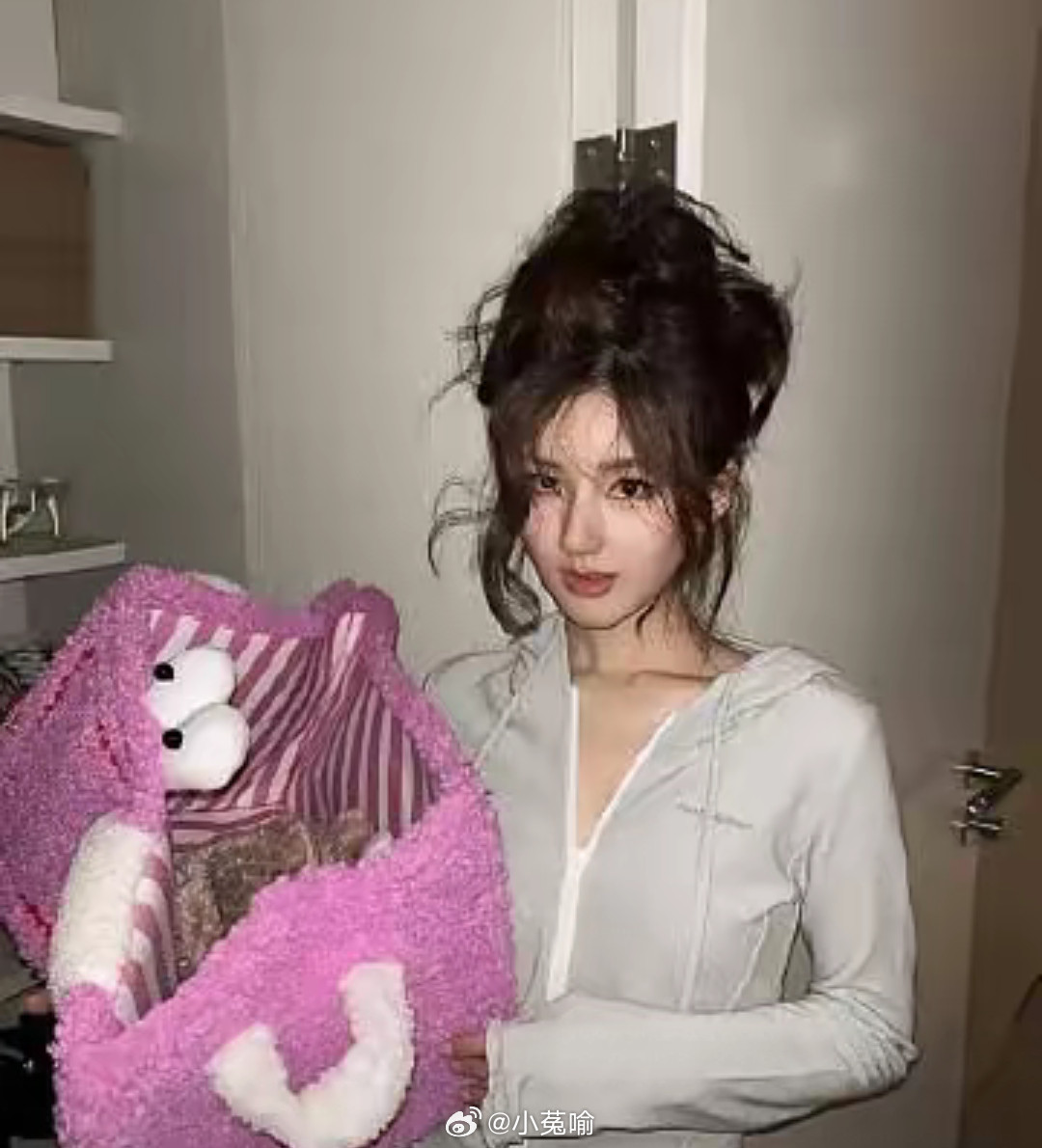 虞书欣和赵露思的鸡窝头，你觉得谁更好看？​​​