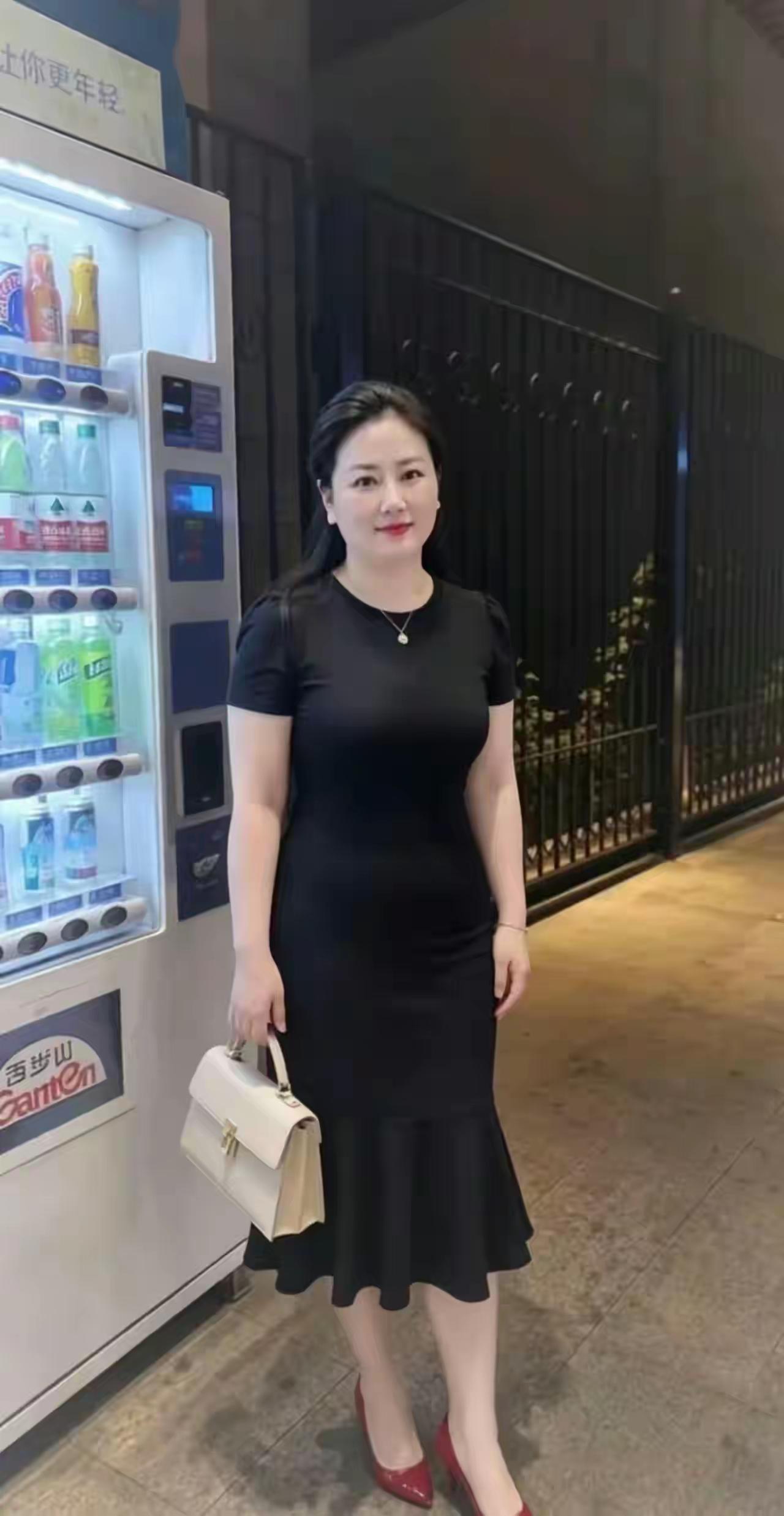 50岁阿姨身材微胖那是体态健康，充满活力有精气神的表现！也不要因为显胖显老不风