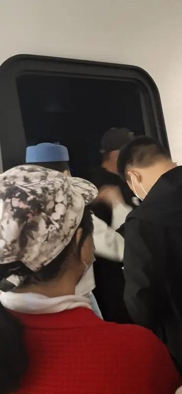 这是2026年6月引发全网热议的社会事件，目前涉事大妈已被找到，但事件仍在进一步