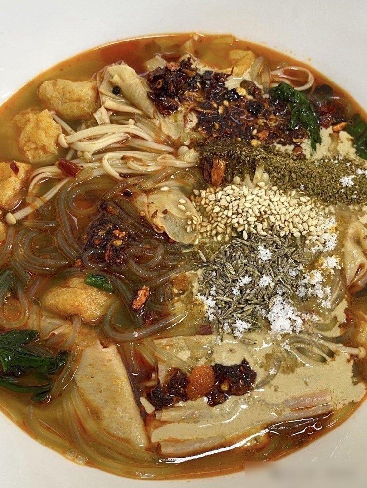 我以前单位附近有个拉面馆，和同事去吃，那个好吃，那个香，那辣椒油绝了，满屋子都是