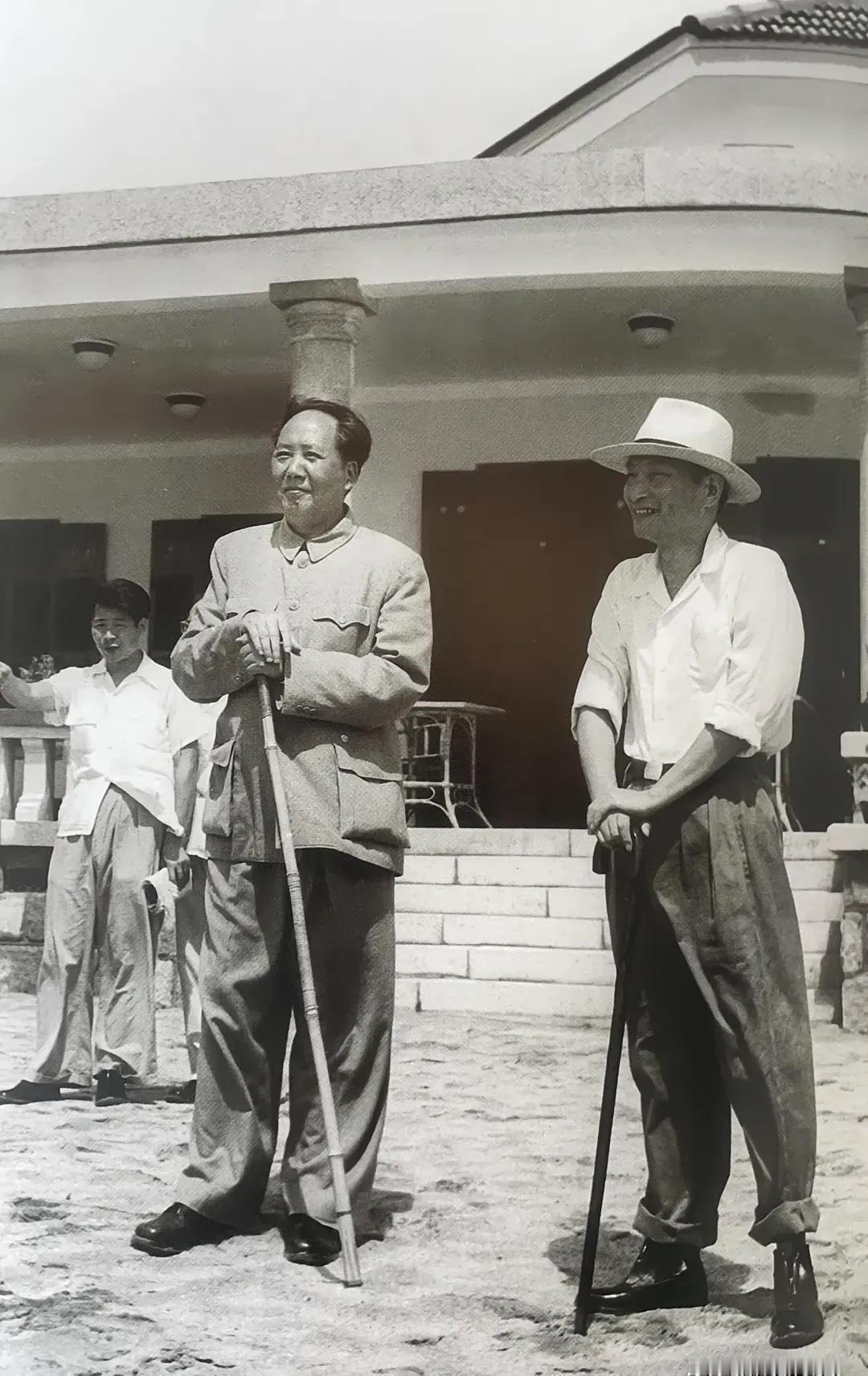 1954年，毛主席在北戴河的海滩上漫步或站立着凝望大海时，嘴里时常念念有词。听