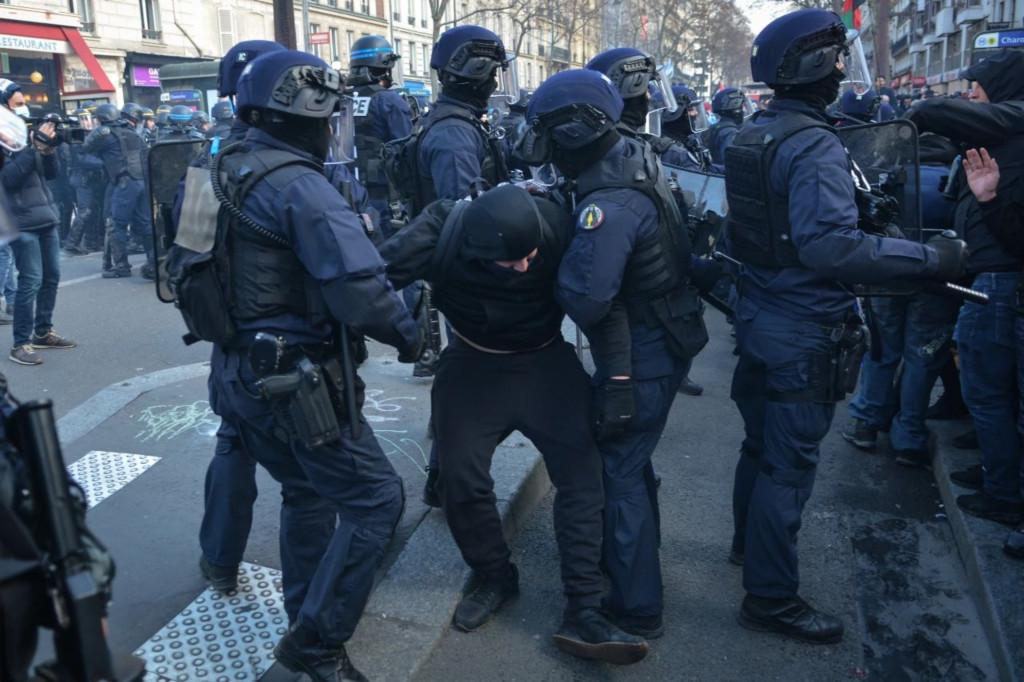 日本自卫队现役军官持刀闯中国使馆，中方严正交涉！日方安保漏洞引发外交风波