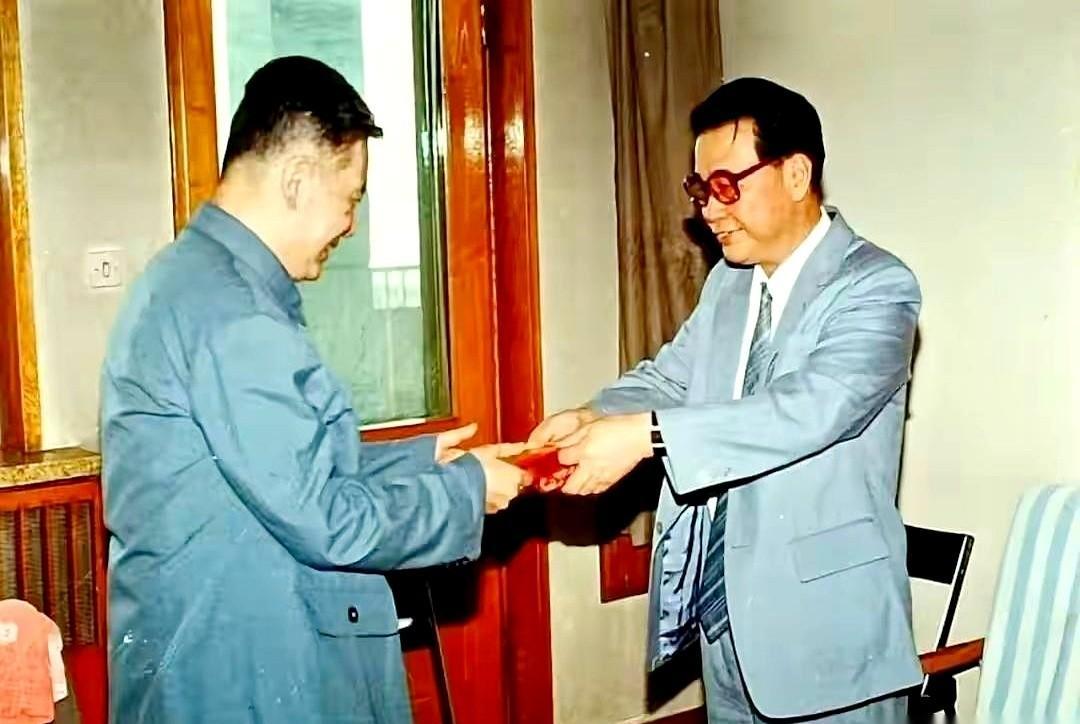 他躺在病床上，国家把奖章别在他胸口，他连抬手的力气都没有。那枚奖章，是28年没