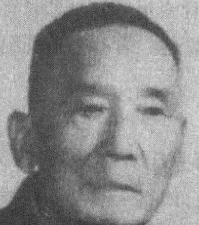 1950年11月，36军军长刘万春接到通知到北京参加会议，可是刚下车，就看到几名
