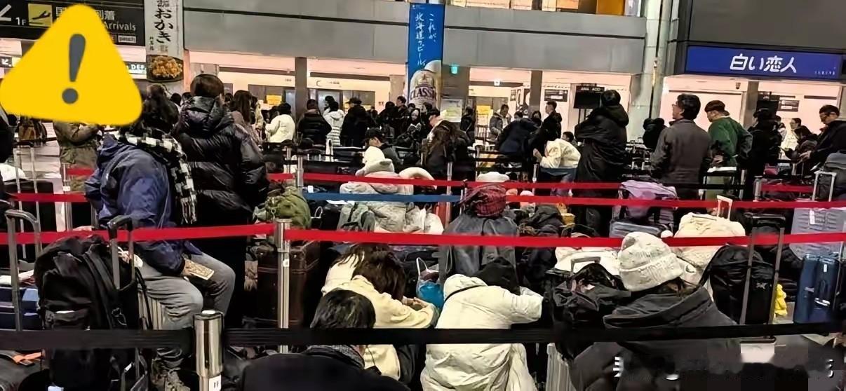 笑不活了！北海道机场哭着要回家的人，之前朋友圈有多嚣张现在就有多打脸！刷到