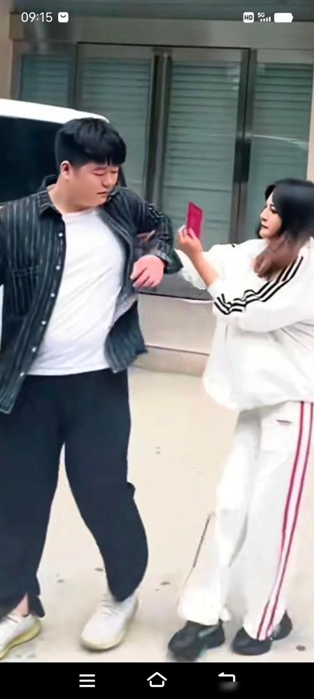 寒心，夫妻俩离完婚后，妻子说丈夫去吃最后一顿散伙饭，我请客，伸手去拉丈夫，被丈夫