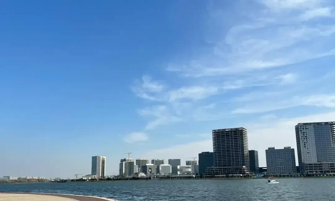 二线城市那套原价一百万的小两居，现在挂牌六十万，侄子攒了三年工资加上爸妈支援，直