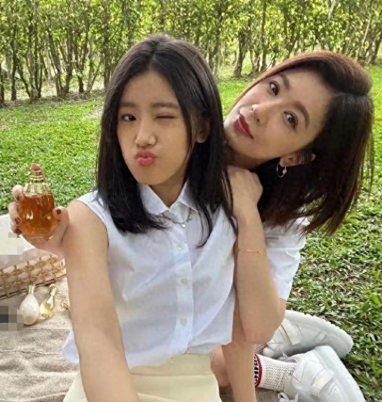 2600万换50亿！贾静雯女儿梧桐妹：从豪门“人质”到50亿继承人的逆袭人生，这
