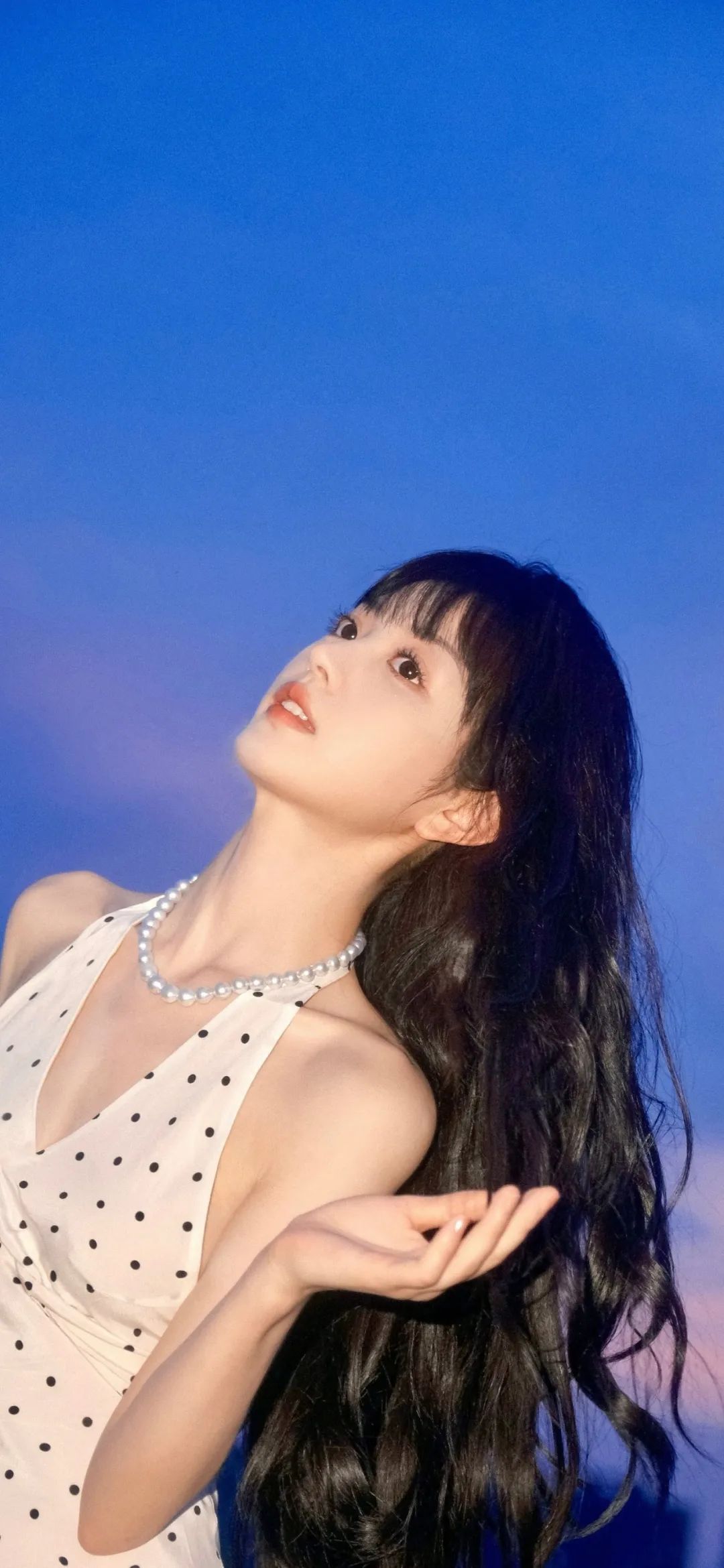 田曦薇穿搭壁纸精选：波点吊带裙，清新甜美的夏日气息。田曦薇