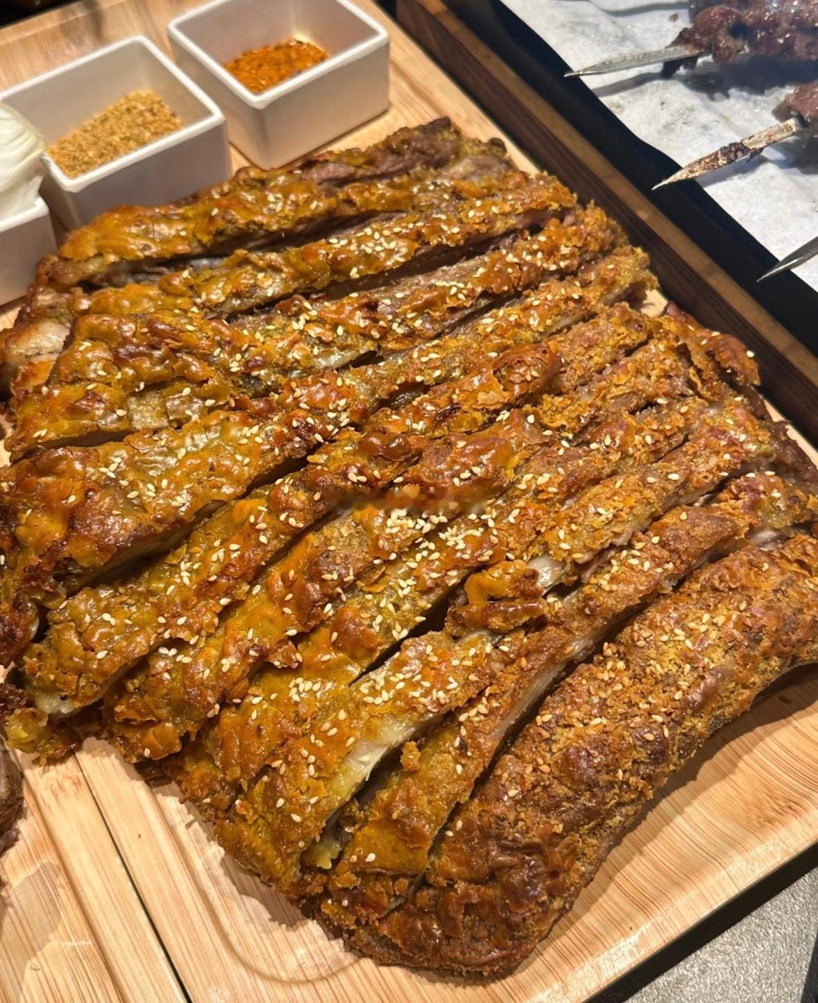 羊排子…那种外焦里嫩，入口即化的感觉…应该是你很中意的….配一杯大红罐小啤啤…明