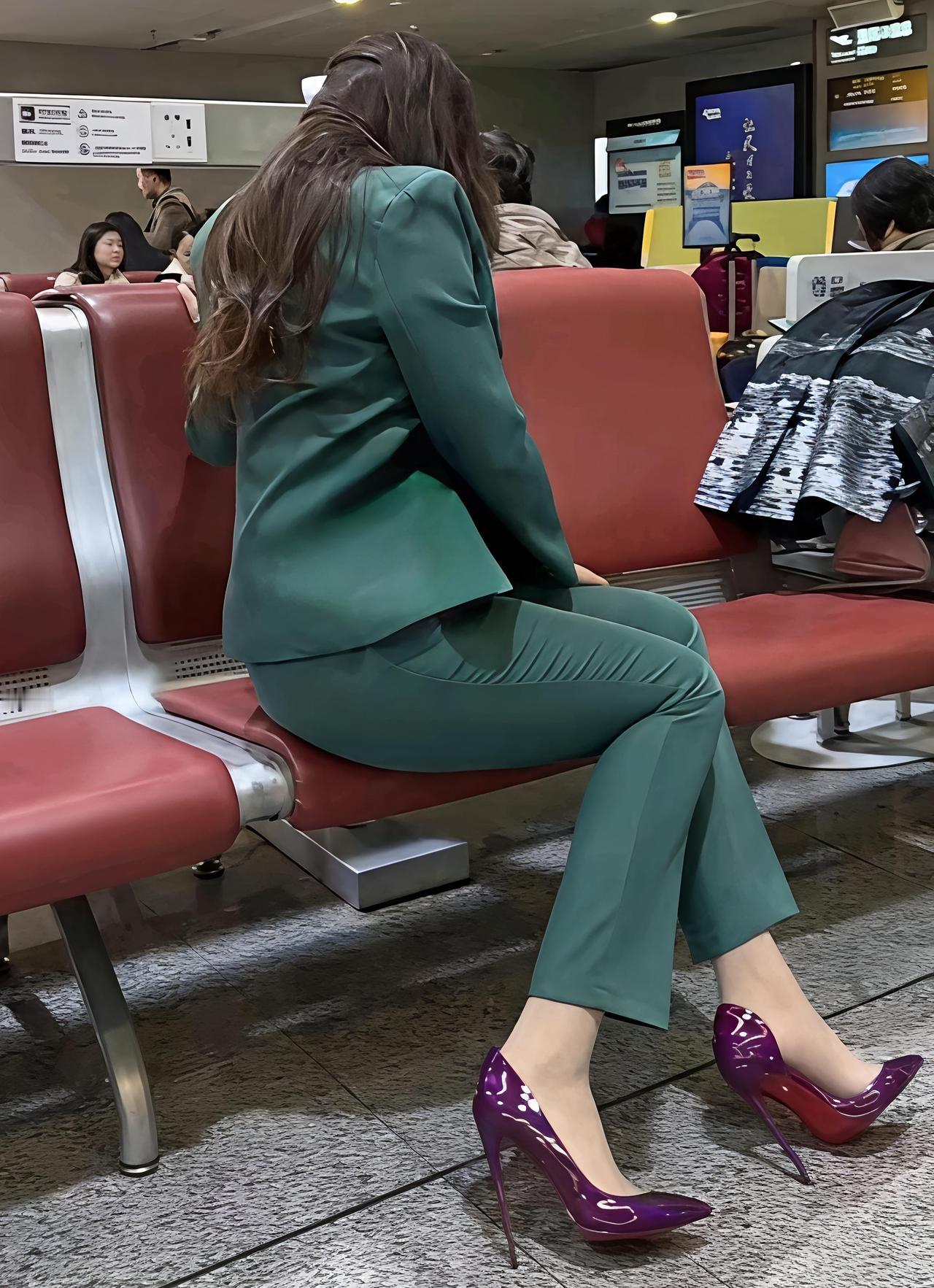 分享女性魅力的高跟鞋人与人的审美不同！如图有人说颜色协调美不胜收；有人说大绿大紫