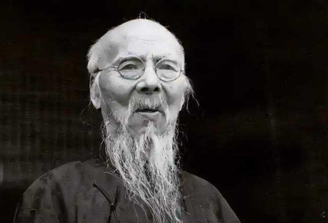 1952年，88岁的齐白石将25岁的新凤霞拉进卧室，随后打开自己的钱柜，对她说道
