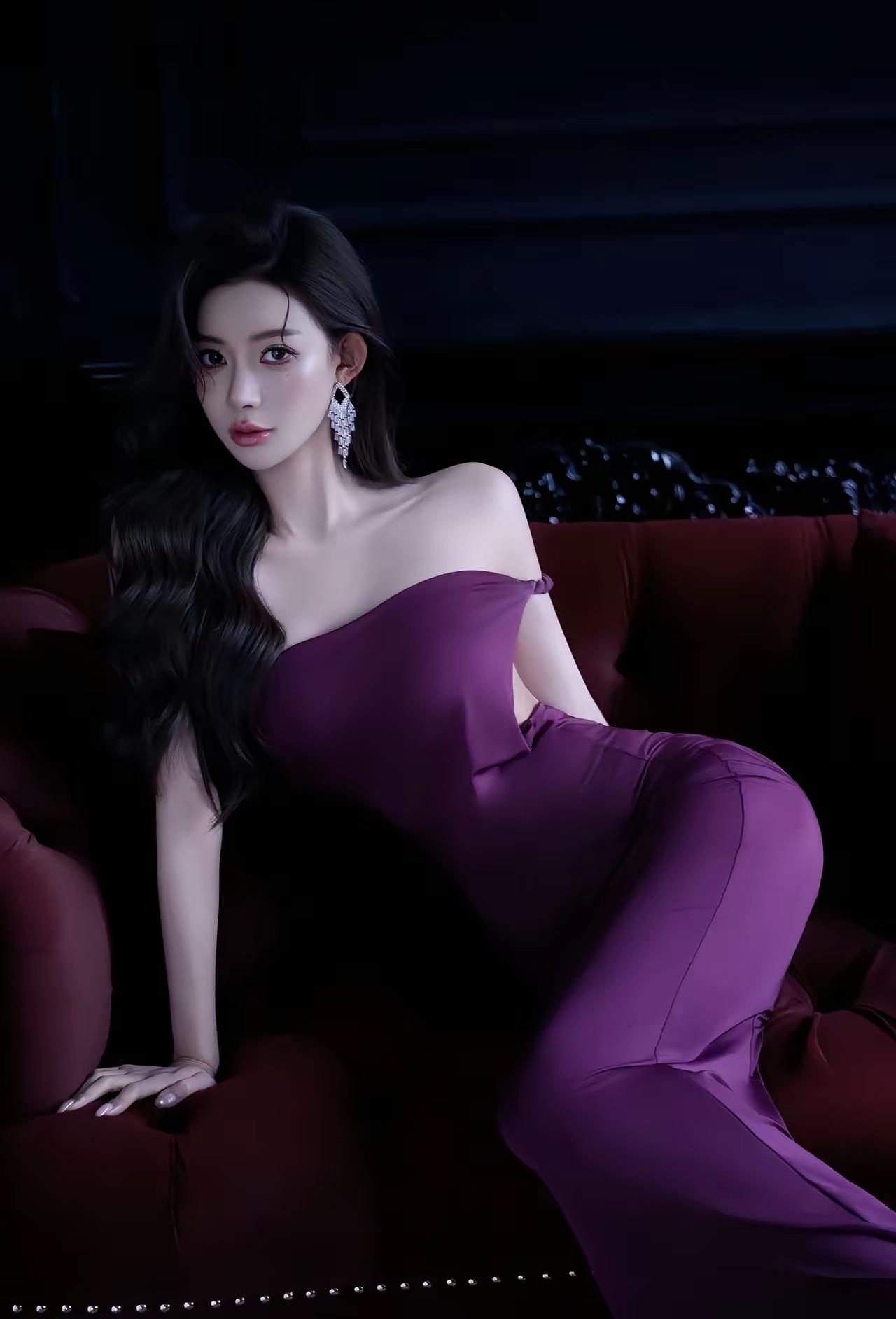 优雅紫裙，沉醉夜色，迷人耳环，尽显魅力
