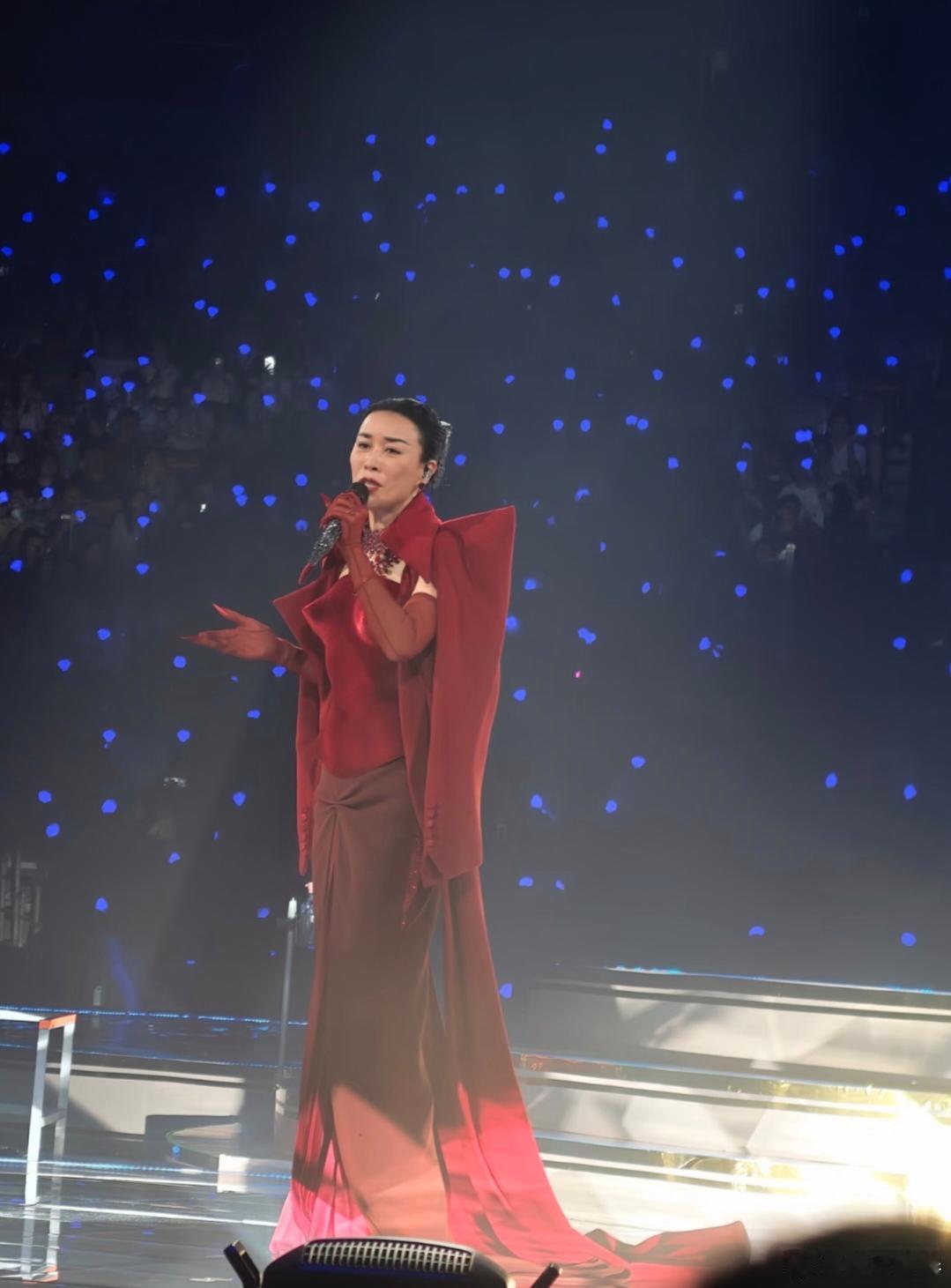 那英北京演唱会19岁女儿现身，一头黄发很漂亮，坐宋丹丹旁边