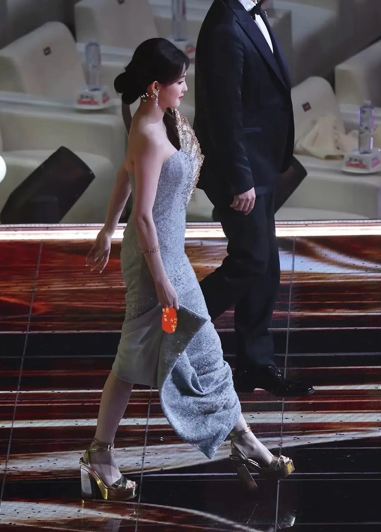 白鹿这条裙子真的是高定吗怎么看起来这么土？