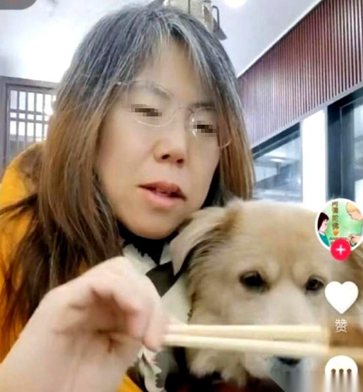 把狗弄上桌，俩脑袋凑一个盘子里吃涮羊肉，还拿手机拍视频炫耀，觉得自己特潮特有爱心