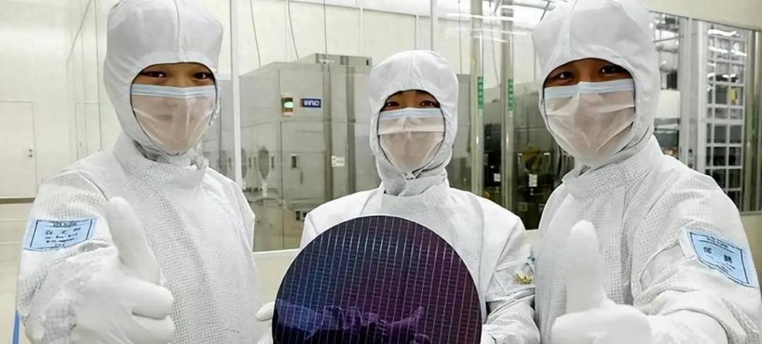 日本又卡中国芯片的脖子？这次剧本反了。2025年初，东芝一条光刻胶生产线突然