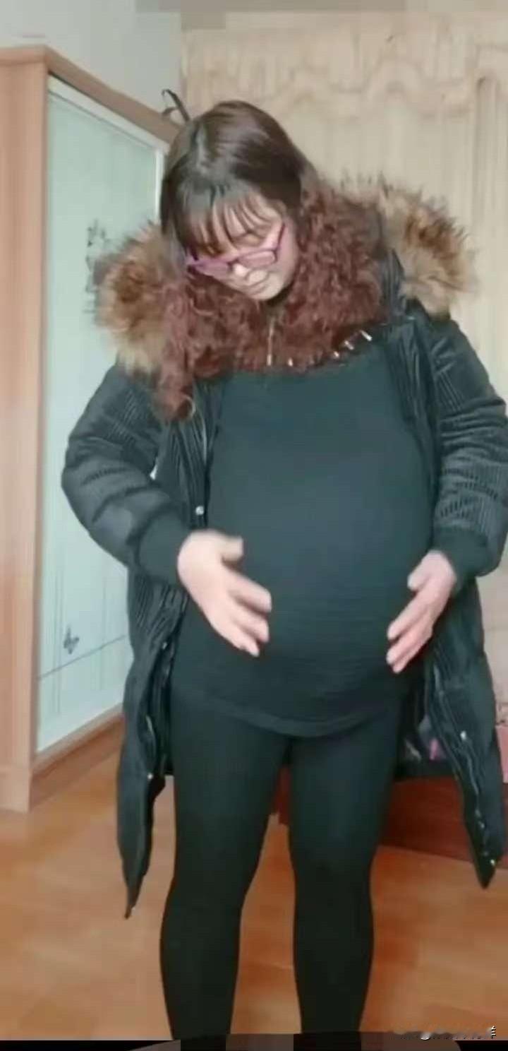 真尴尬!丢人丢到家了，河北一女子50岁又意外怀上了双胞胎，儿媳建议不让要，孙子都