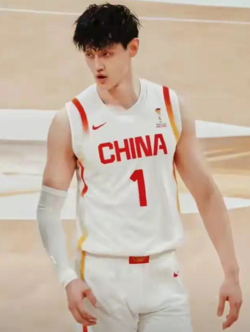 曾凡博身高207，是标准的前锋身材，肌肉线条也非常好，总之一看就是打篮球的好身架