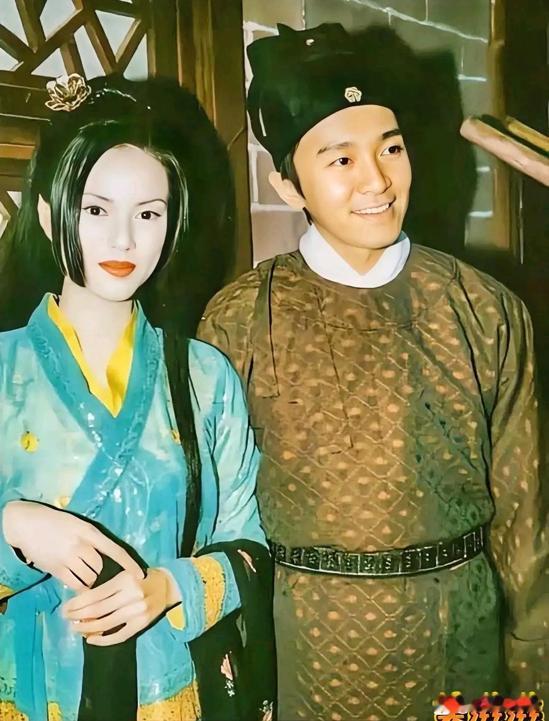 你敢信？这张合影拍完，李若彤差点哭着跑出片场1996年，她刚演完小龙女，在隔壁组穿着白衣飘飘。周星驰