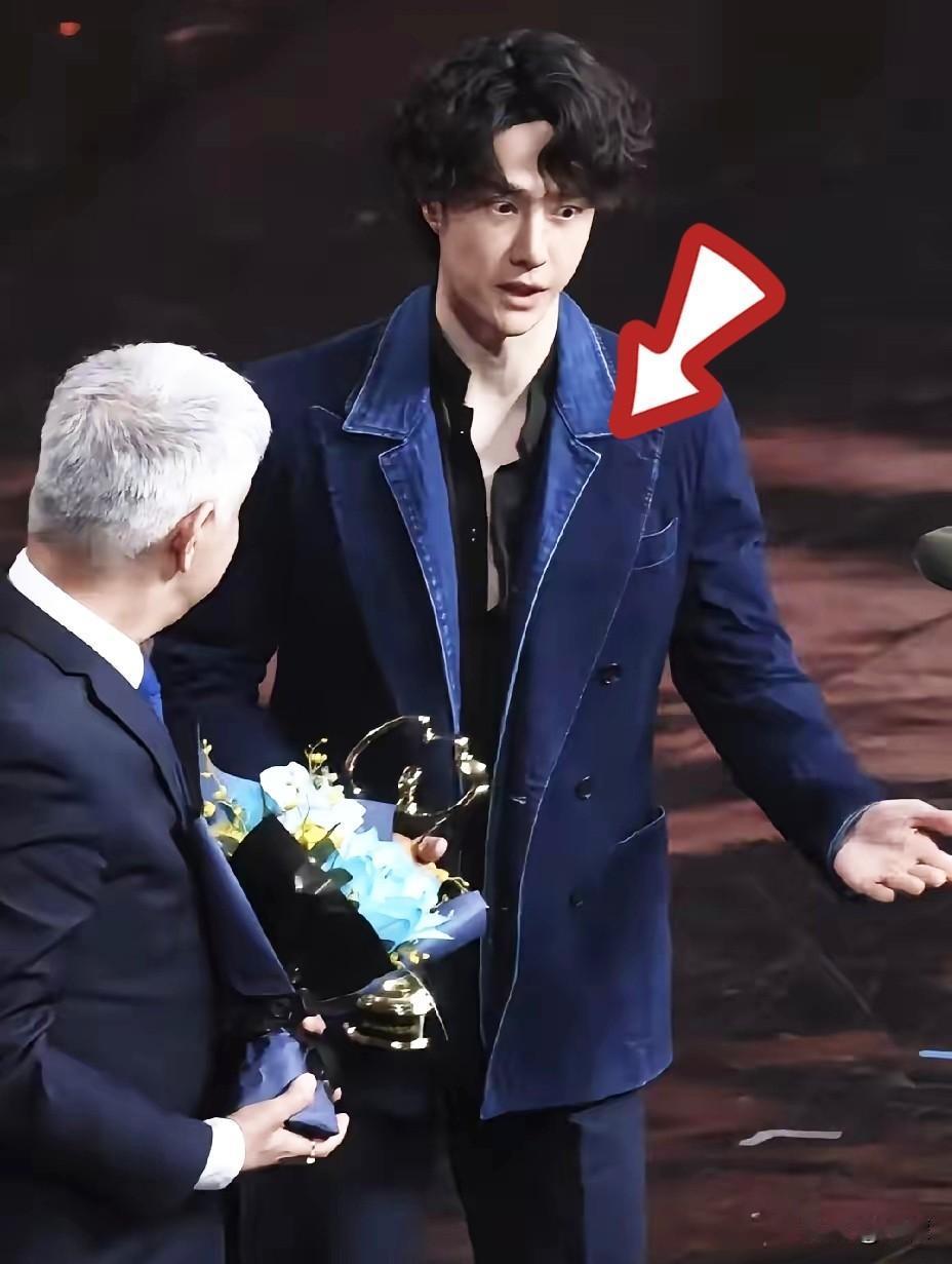 果然细节是骗不了人的。微博之夜上，小小一个细节就看出了王一博的人品，看出他的情