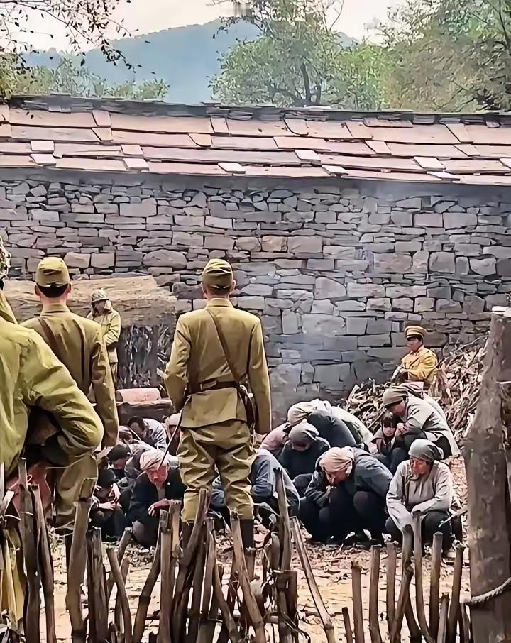 1943年3月，海南五指山地区，一日本兵失足掉下山崖，没有摔死，但摔断了腿，当地