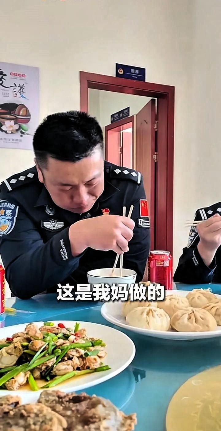 看哭了！云南临沧，一民警结束执勤进食堂吃饭，看着餐桌上的包子，很是眼熟，咬下一口