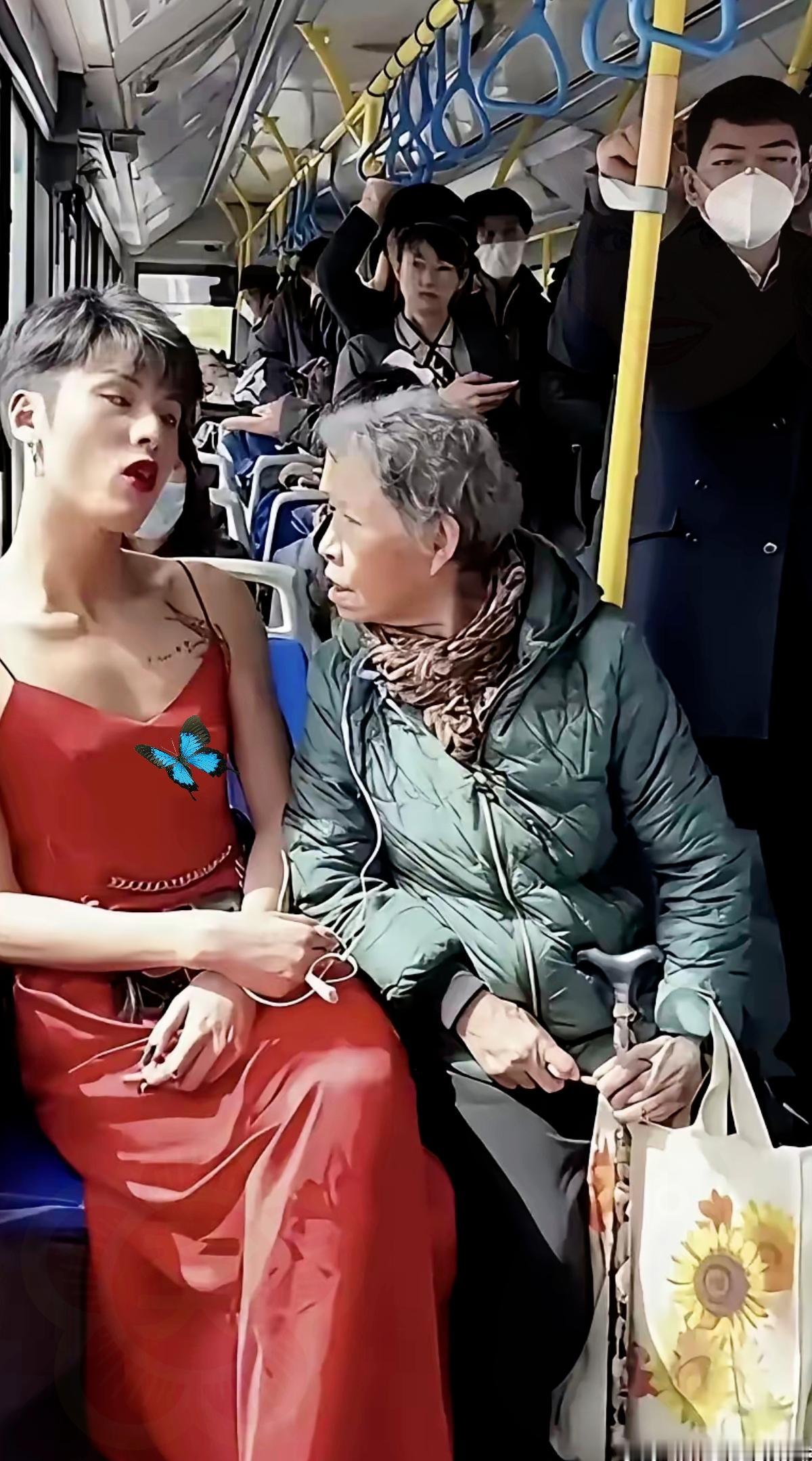 公交车上这一幕笑不活了！大妈盯着旁边乘客瞅了半天，憋不住问了句“你是男的还是女的