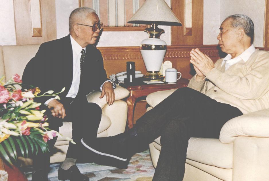 刘华清这个前倾动作太让人感动了，这是对老上将的无比尊重。其实刘华清只比杨成武小2