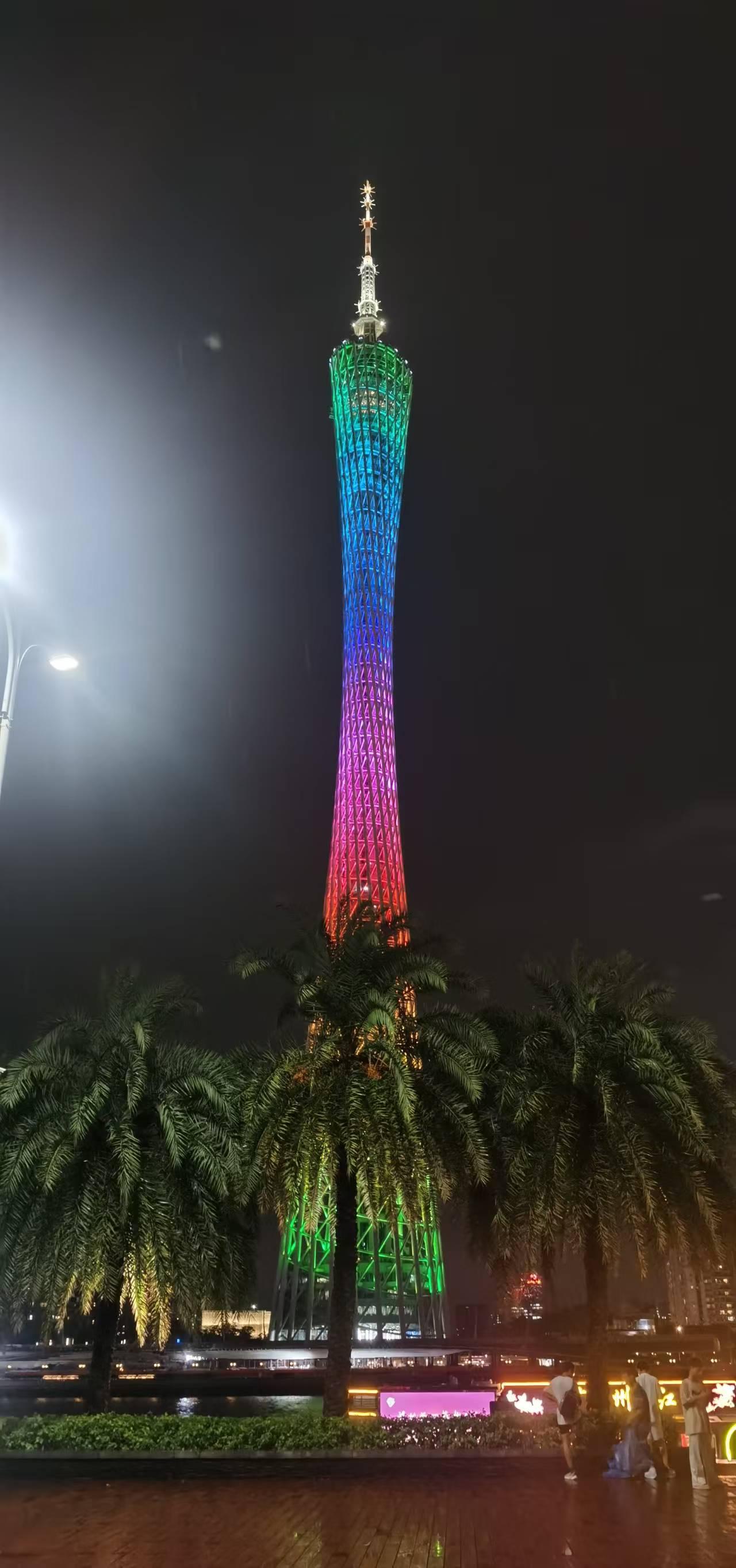 一座塔，一条江，一个爱上广州的夜晚！广州塔，又称为小蛮腰，塔高600米，中国第