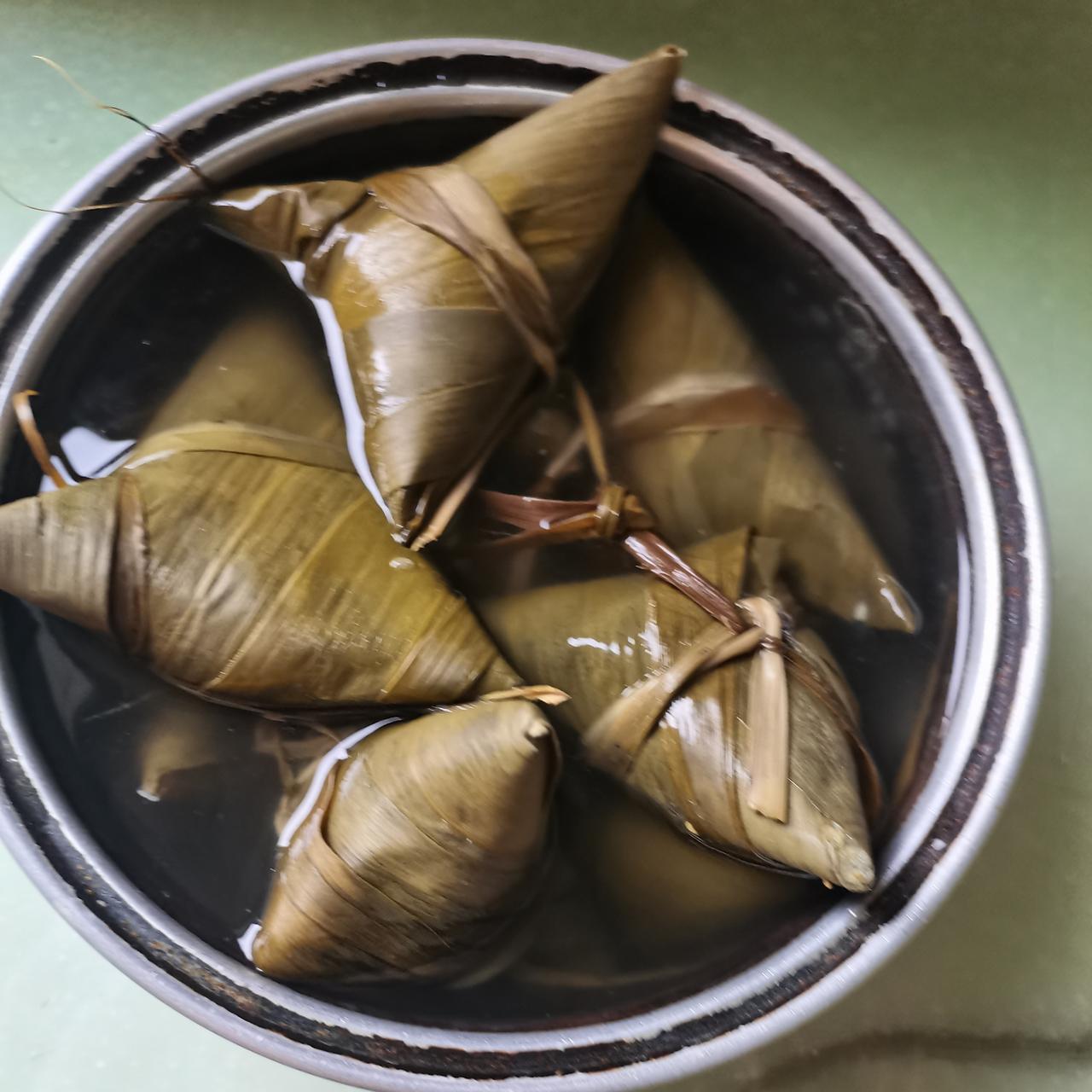 粽子用水煮还是隔水蒸?包棕子时糯米一定要用凉水泡两天最好，我家就是下午泡上后，