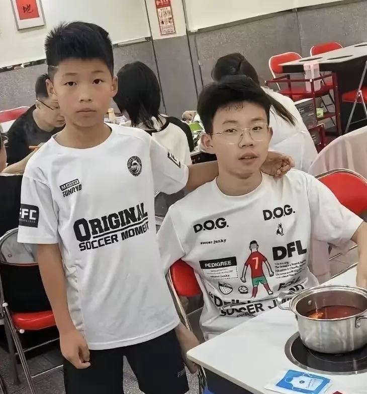 孟新艺和哥哥气质天差地别！一场舍不得浪费课时，意外养出绝杀欧洲的足球小将。