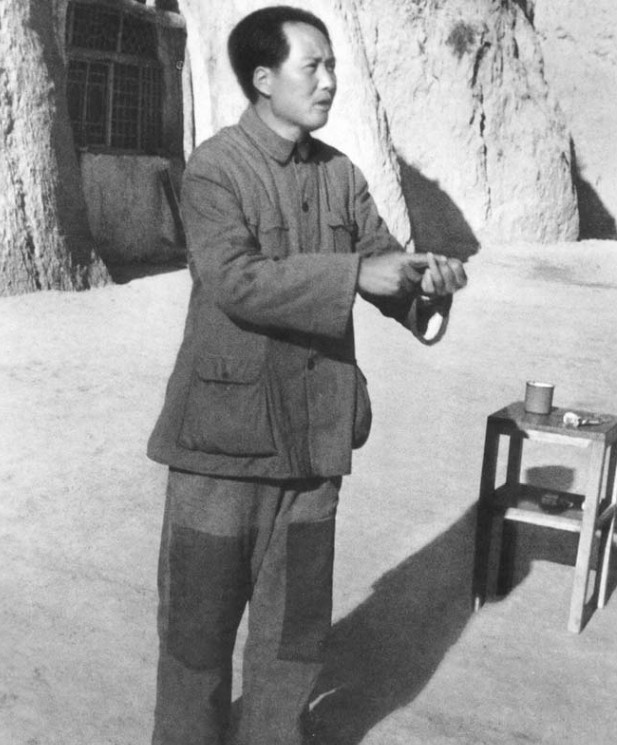 在1943年，陈锡联去延安学习，很想见见毛主席，就请陈赓带着他一起去了。这是