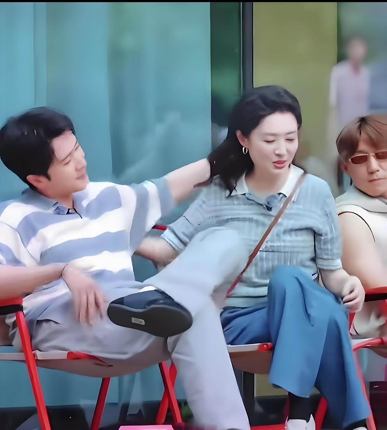 全网都在猜彭冠英和周涛到底是什么关系？有人觉得是周涛看上了彭冠英，还有人直言两人
